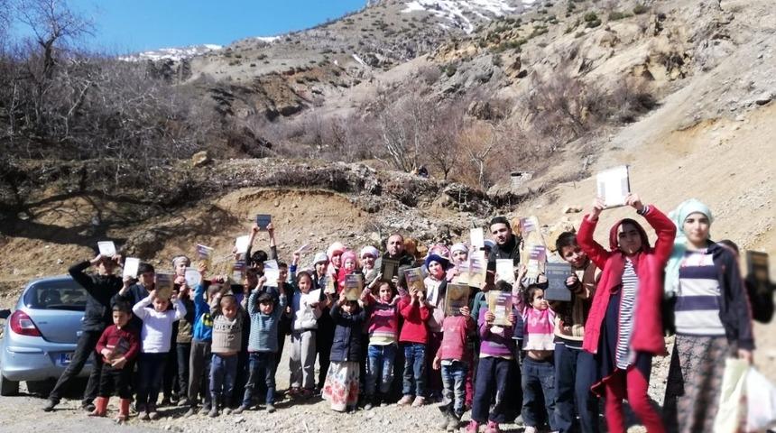 Şehit yakınlarından 150 &ouml;ğrenciye kitap ve kırtasiye yardımı