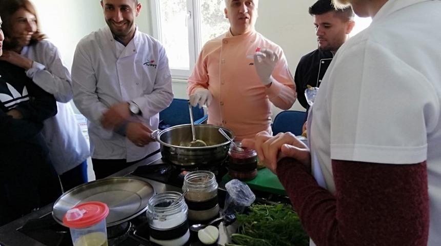 D&uuml;nyaca &uuml;nl&uuml; Mardinli şef Demir&rsquo;den kursiyerlere eğitim