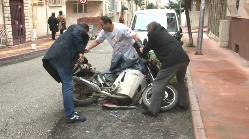 Otomobil motosiklete, motosiklet de yayaya &ccedil;arptı: 2 yaralı