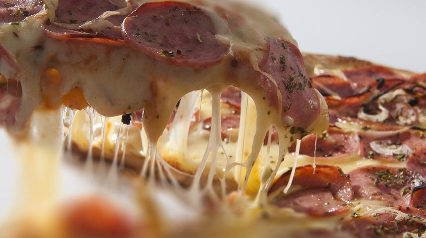 Kahvaltıda pizza yemenin mısır gevreğine g&ouml;re daha sağlıklı olduğu ortaya &ccedil;ıktı