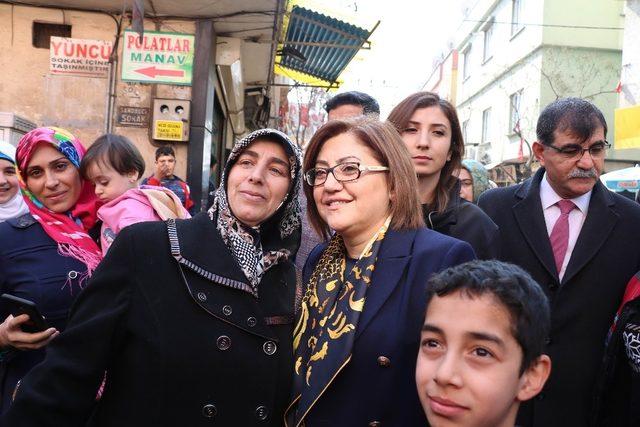 Fatma Şahin’e esnaf gezisinde yoğun ilgi