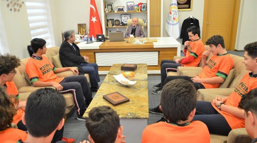 Şampiyonlardan Başkan &Ouml;zt&uuml;rk&rsquo;e ziyaret