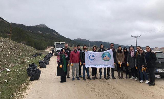 Gençler ormanlık alanda çevre temizliği yaptı