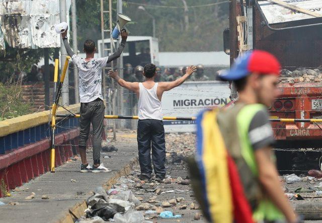 Kolombiya’ya kaçan Venezuelalı askerler: 