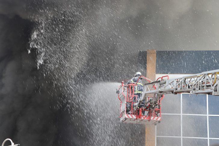 Aksaray'da sucuk fabrikasında yangın! 5 işçi dumandan etkilendi G1
