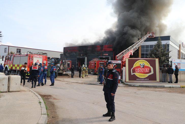 Aksaray'da sucuk fabrikasında yangın! 5 işçi dumandan etkilendi G3