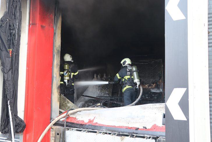 Aksaray'da sucuk fabrikasında yangın! 5 işçi dumandan etkilendi G5