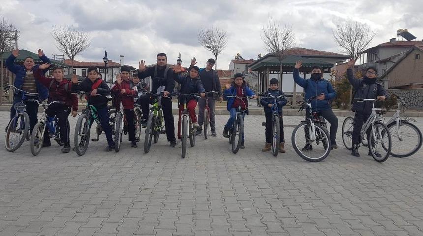 Minik &ouml;ğrencilerin bisiklet turu keyfi