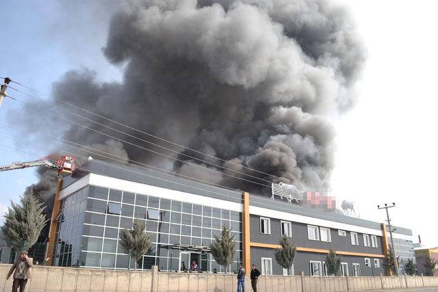 Aksaray'da et entegre tesisinde yangın; 6 işçi dumandan etkilendi