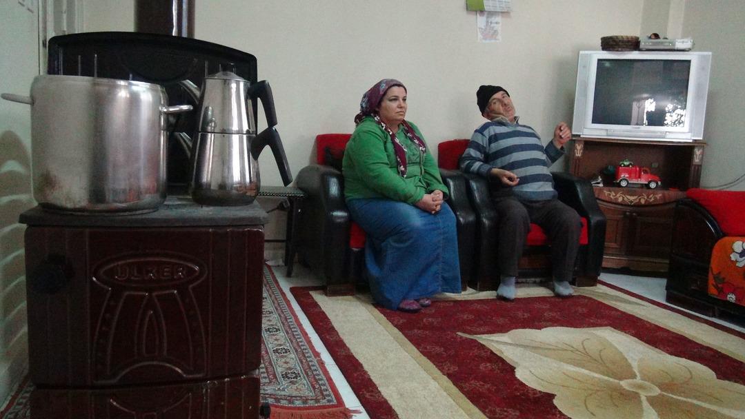 Komşularının yardımıyla ge&ccedil;iniyor! Yardım &ccedil;ığlığını Ankara'ya ulaştırmak istiyor