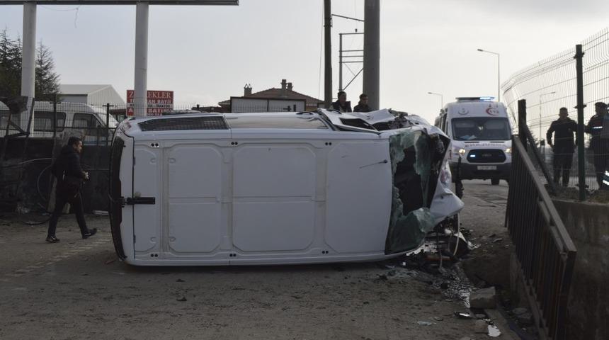 Tavşanlı&rsquo;da trafik kazası: 3 yaralı