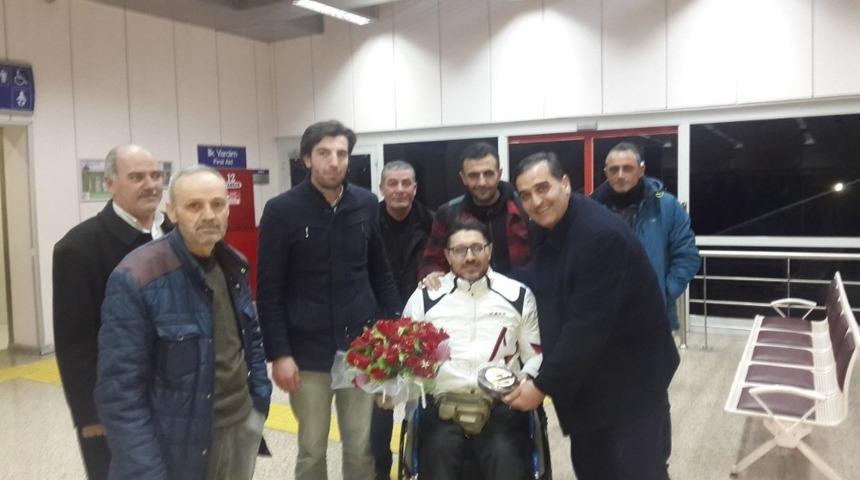 T&uuml;rkiye Şampiyonu Seven &ccedil;i&ccedil;eklerle karşılandı