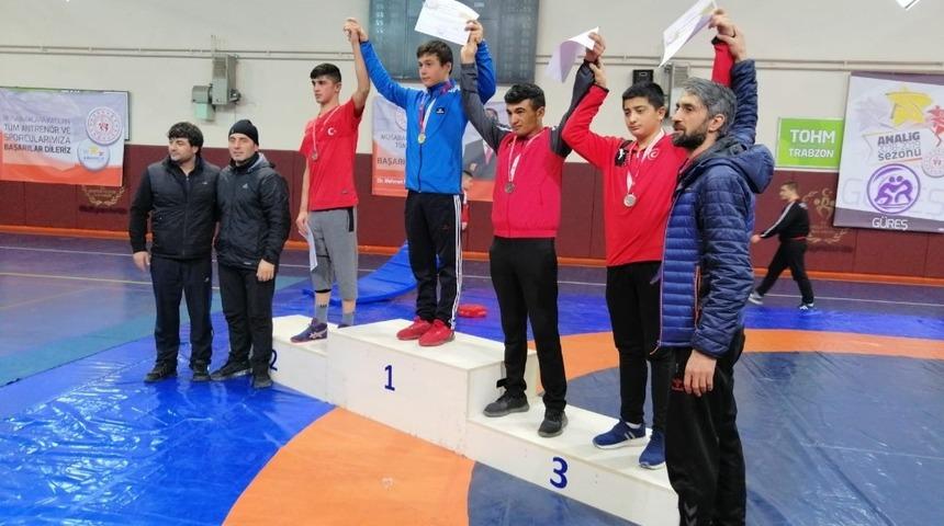 Trabzon&rsquo;da yapılan Analig G&uuml;reş M&uuml;sabakaları&rsquo;na Tokat ve Ordulu sporcular damga vurdu