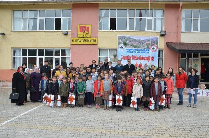 Akseki’de öğrencilere ayakkabı yardımı G1