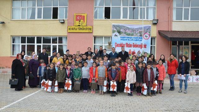 Akseki’de öğrencilere ayakkabı yardımı