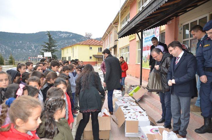 Akseki’de öğrencilere ayakkabı yardımı G2