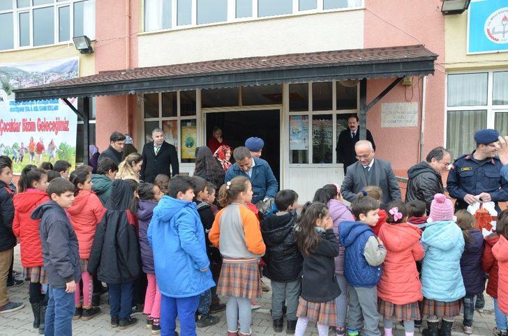 Akseki’de öğrencilere ayakkabı yardımı G3