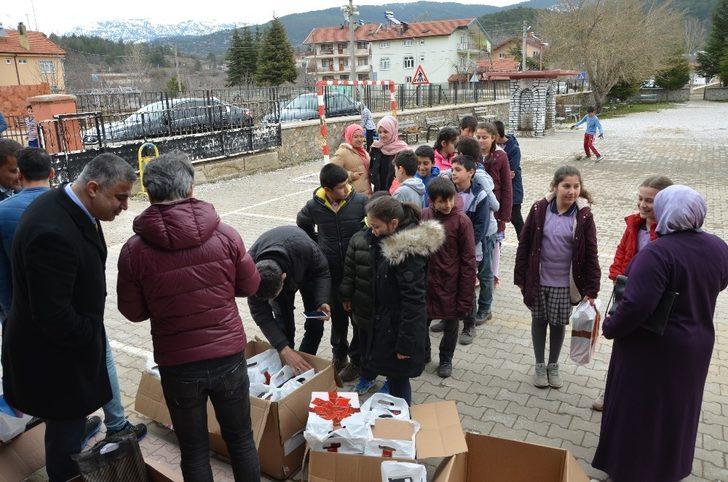 Akseki’de öğrencilere ayakkabı yardımı G5