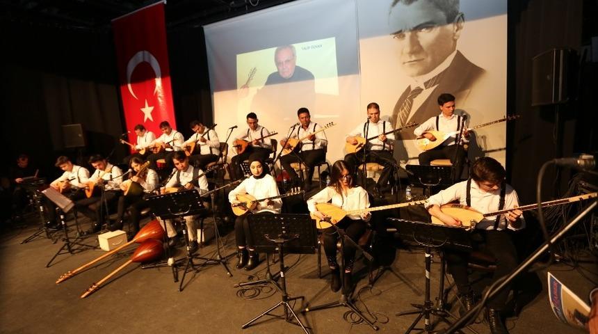 Bağlama &ccedil;alan kursiyerler ustalara taş &ccedil;ıkarttı