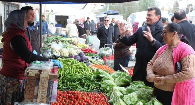 Ümmet Akın, Çeştepe’de pazarcı esnafı ve vatandaşlarla bir araya geldi