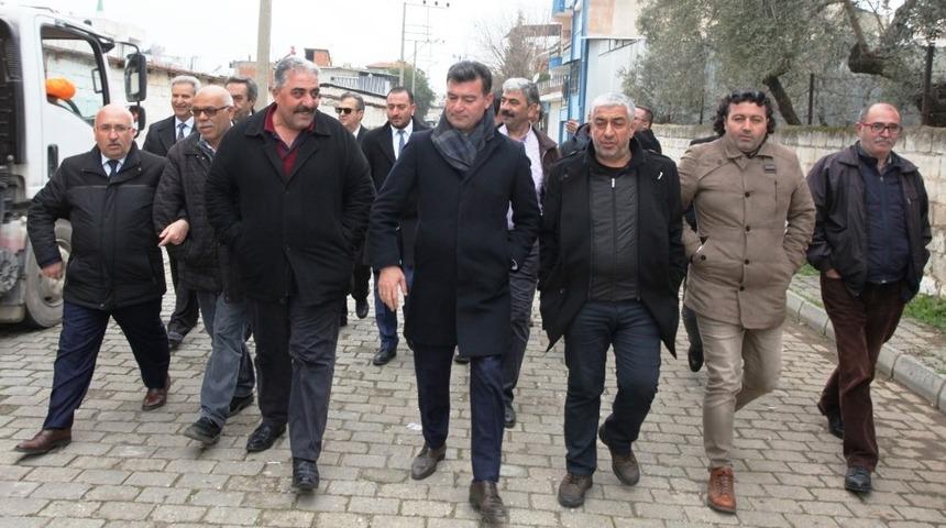 &Uuml;mmet Akın, &Ccedil;eştepe&rsquo;de pazarcı esnafı ve vatandaşlarla bir araya geldi