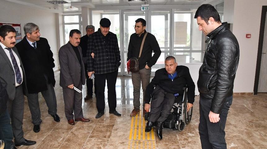 &Uuml;niversitede engellilerin &ouml;n&uuml;ndeki engelleri kaldırılıyor