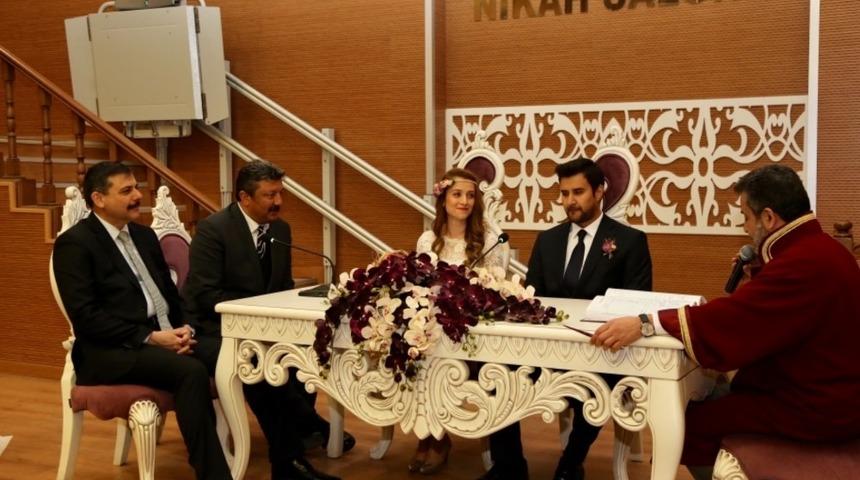 Vali &Ccedil;ift&ccedil;i, polis memurlarının nikah şahidi oldu