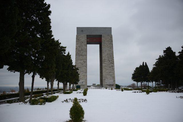 Gelibolu Yarımadası'ndaki şehitlikler beyaza büründü