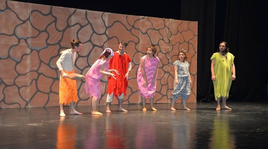 Çocuklar tiyatro oyunları ile buluştu