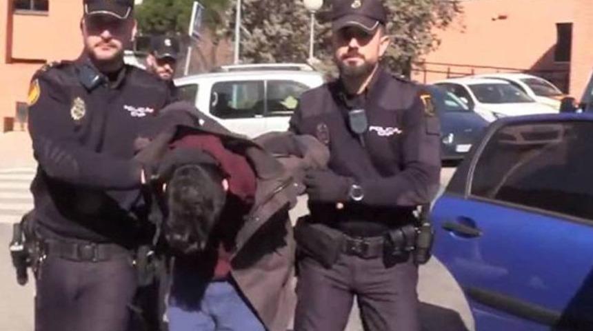 Annesini öldürüp köpeğiyle birlikte yedi