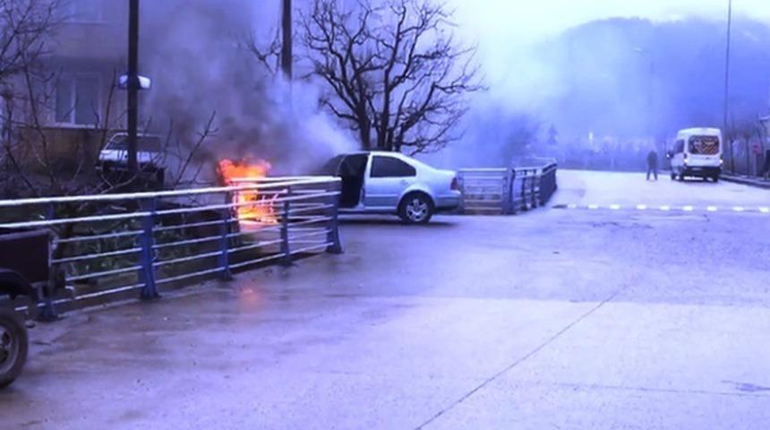 Seyir halindeki otomobil alev alev yandı