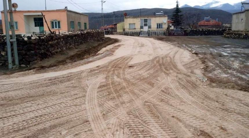 Kırsal mahallelerde kumlama çalışmaları devam ediyor