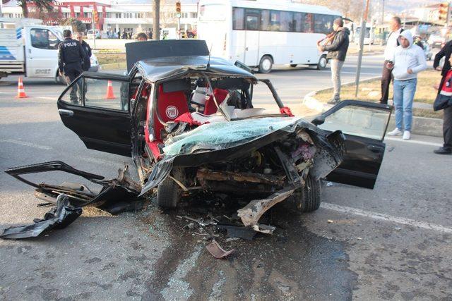 Otobüse çarpan otomobil hurdaya döndü: 1 ağır yaralı