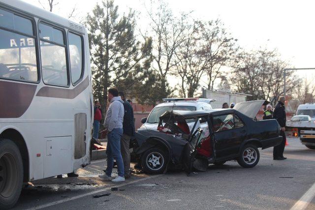 Otobüse çarpan otomobil hurdaya döndü: 1 ağır yaralı