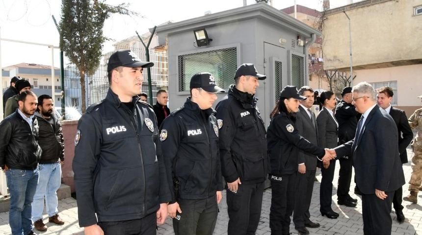 Vali Aykut Pekmez G&ouml;lbaşı il&ccedil;esinde incelemelerde bulundu