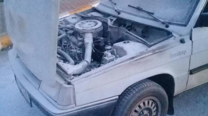 Yolda alev alan otomobili akaryakıt istasyonu &ccedil;alışanı s&ouml;nd&uuml;rd&uuml;