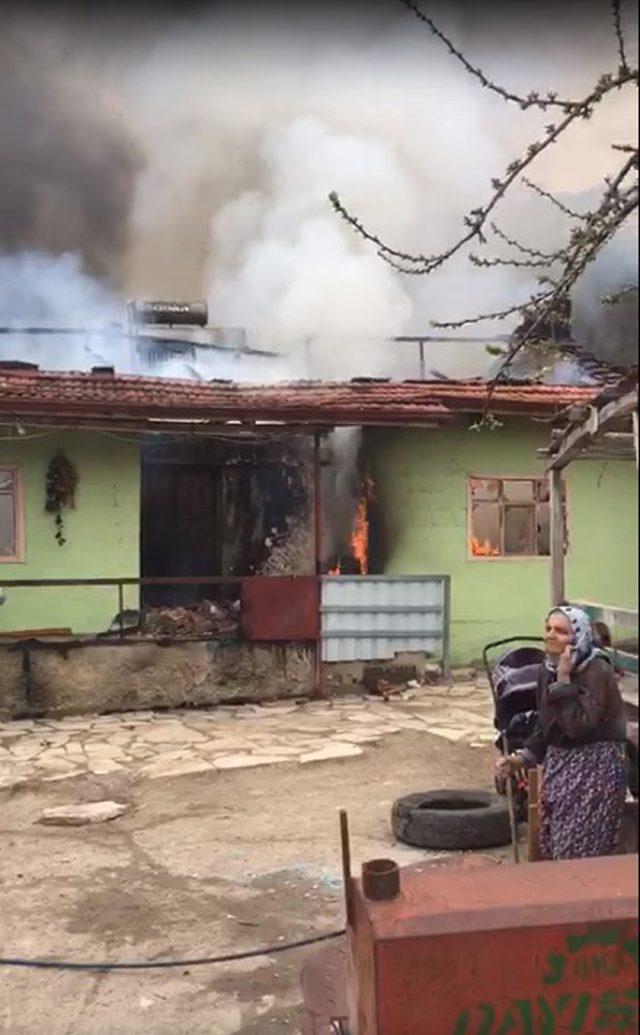 Elektrik kontağından çıkan yangında ev kullanılmaz hale geldi