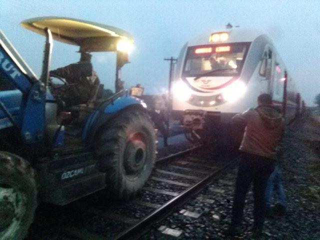 Ödemiş'te yolcu treni traktöre çarptı 