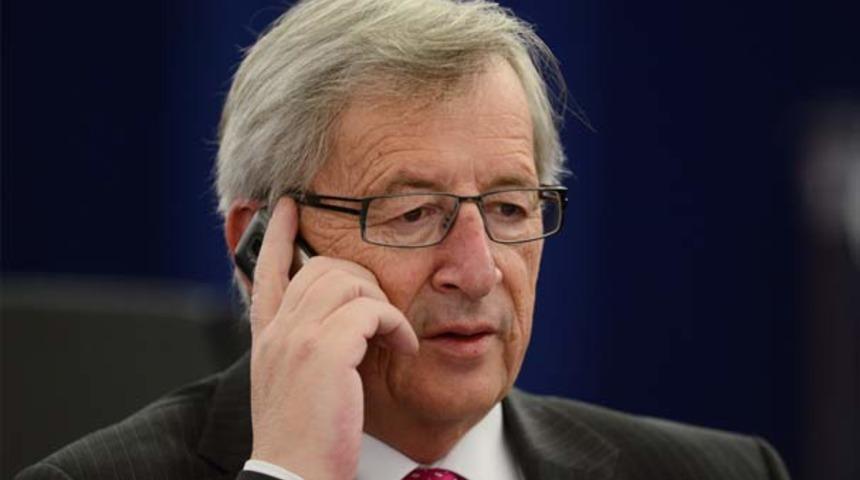 Junker’i konuşma yaparken eşi aradı! Tüm salonu güldüren an!