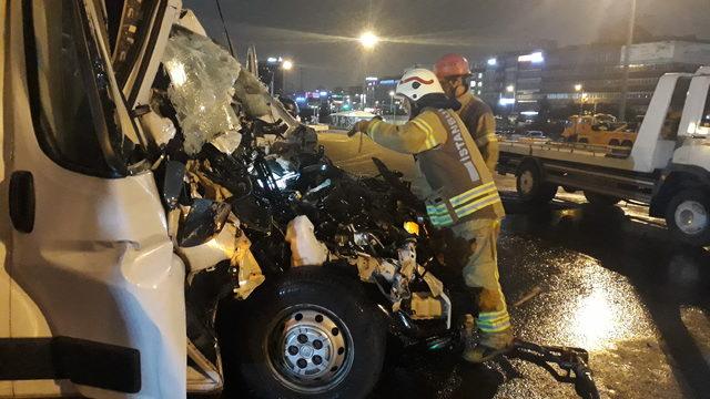 TIR'a çarpan kamyonun İtalyan sürücüsü araçta sıkıştı