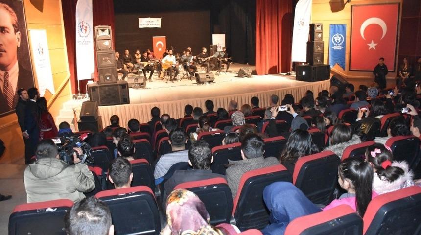 K&ouml;y okulları i&ccedil;in yardım konseri