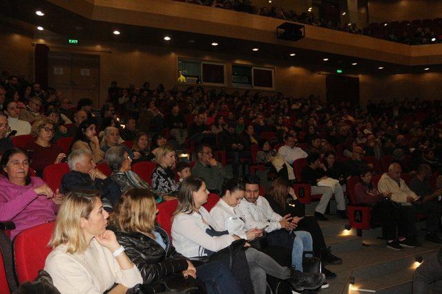 Ünlü tiyatrocu Behzat Uygur: “Tiyatronun bir araç olarak kullanılması beni rahatsız ediyor”