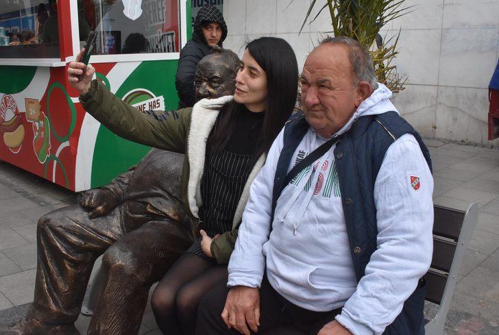 Karşıyaka tribünlerinin simgesiydi! 50 yıldır oturduğu banka heykeli yapıldı G4