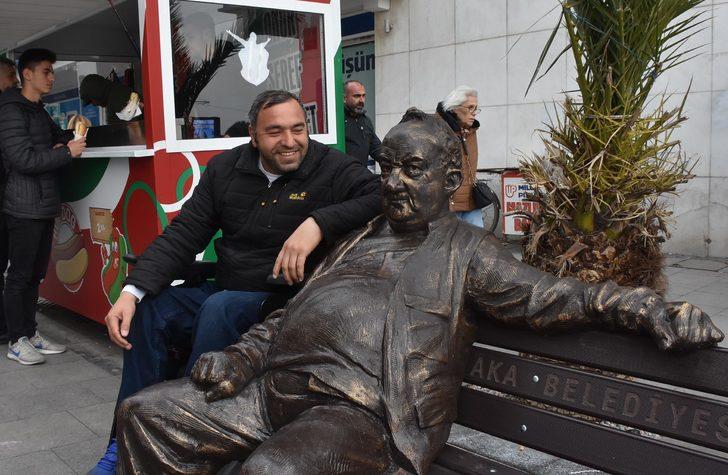 Karşıyaka tribünlerinin simgesiydi! 50 yıldır oturduğu banka heykeli yapıldı G3