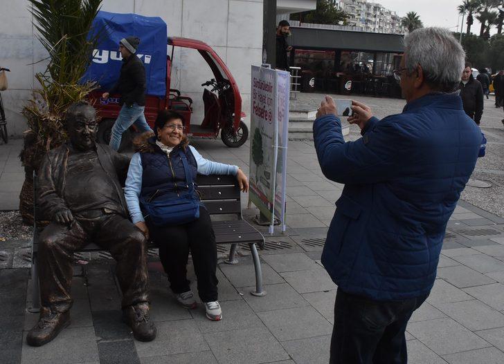 Karşıyaka tribünlerinin simgesiydi! 50 yıldır oturduğu banka heykeli yapıldı G2