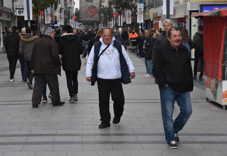 Karşıyaka tribünlerinin simgesiydi! 50 yıldır oturduğu banka heykeli yapıldı G1