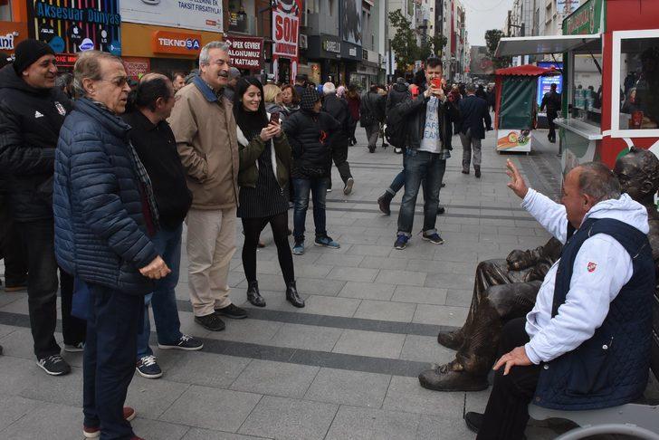 Karşıyaka tribünlerinin simgesiydi! 50 yıldır oturduğu banka heykeli yapıldı G5