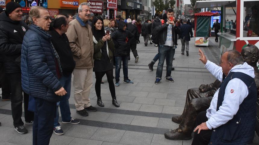 Karşıyaka trib&uuml;nlerinin simgesiydi, 50 yıldır oturduğu banka heykeli yapıldı
