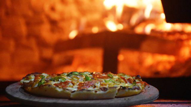 Çocuklar için 'alabalıklı pizza' yaptı