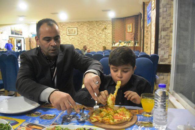 Çocuklar için 'alabalıklı pizza' yaptı